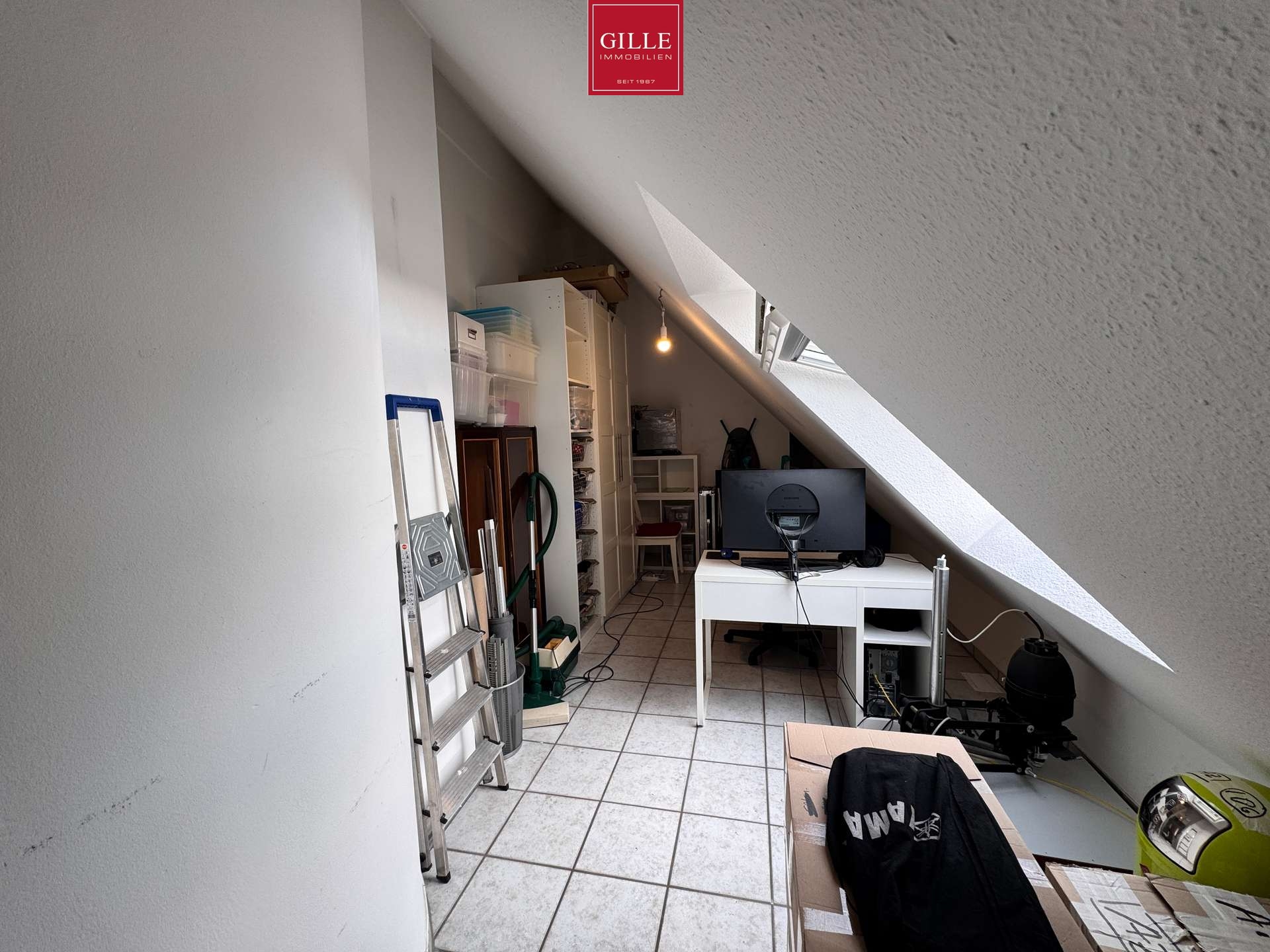 Ansicht 10 von: Sofort Verfügbar - Helle Maisonette-Wohnung mit Galerie, Balkon und zwei Stellplätzen